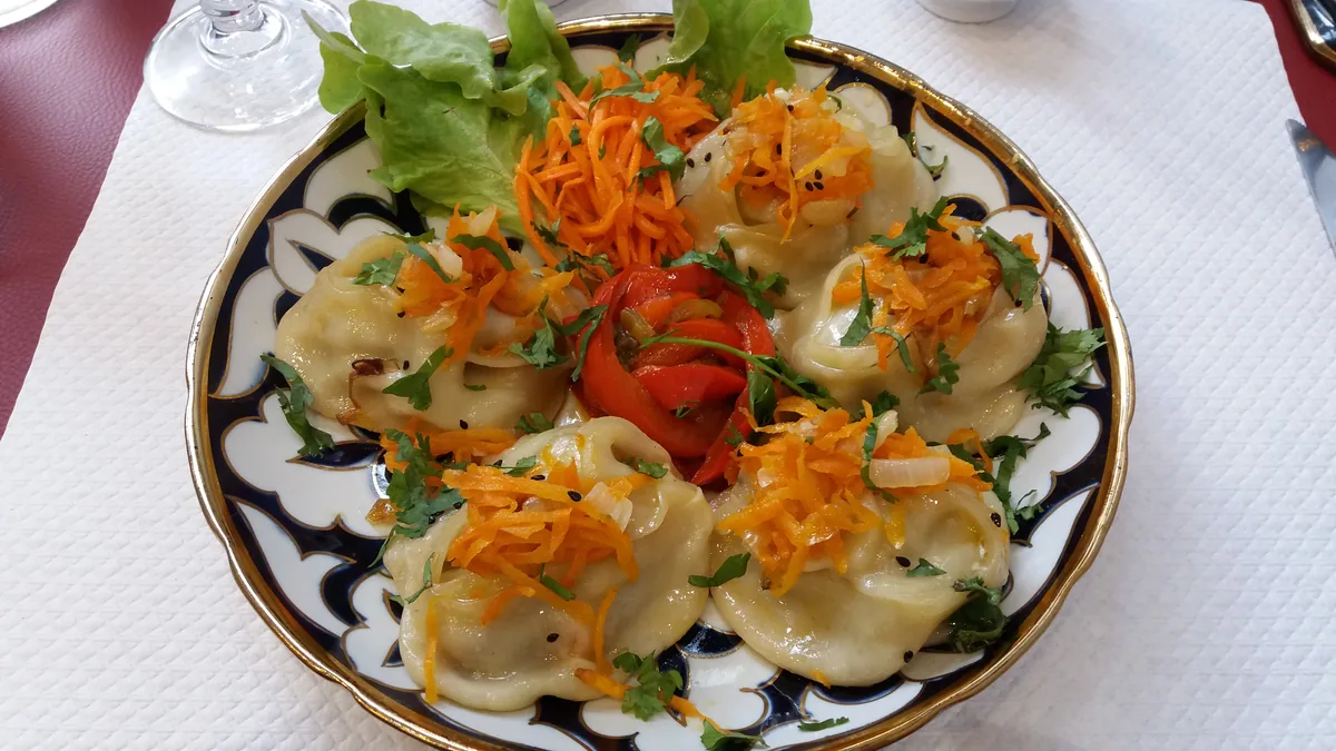 Manty with carrots on an Uzbek plate