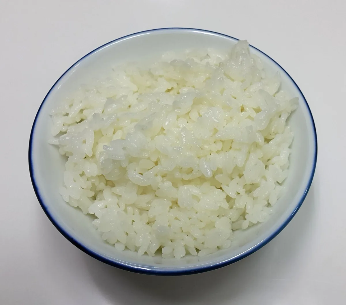Варёный белый рис в миске