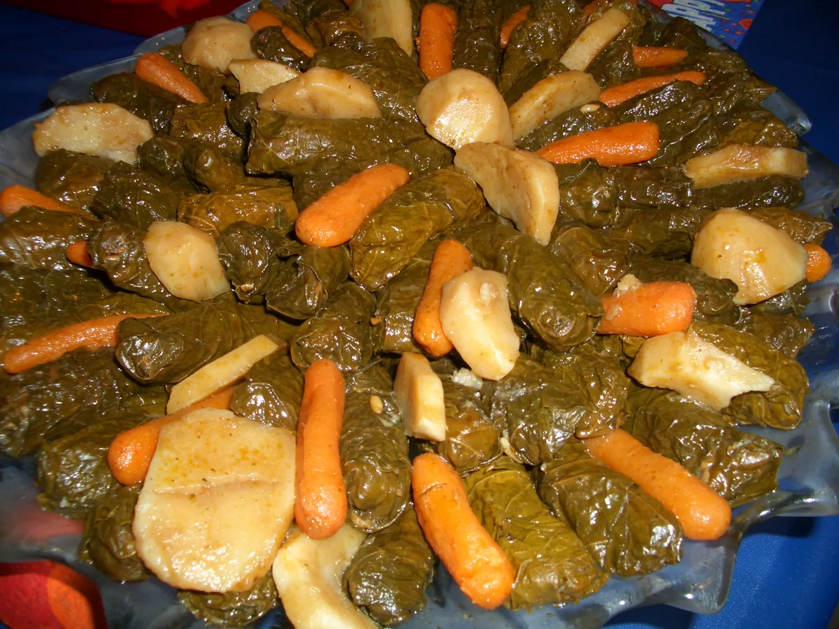 Долма в виноградных листьях с морковью и картофелем
