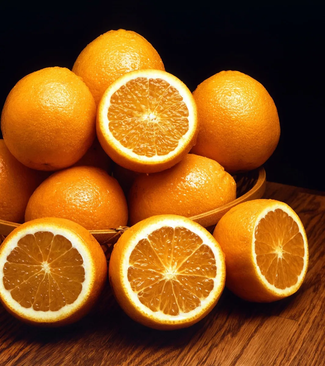 Whole and halved oranges