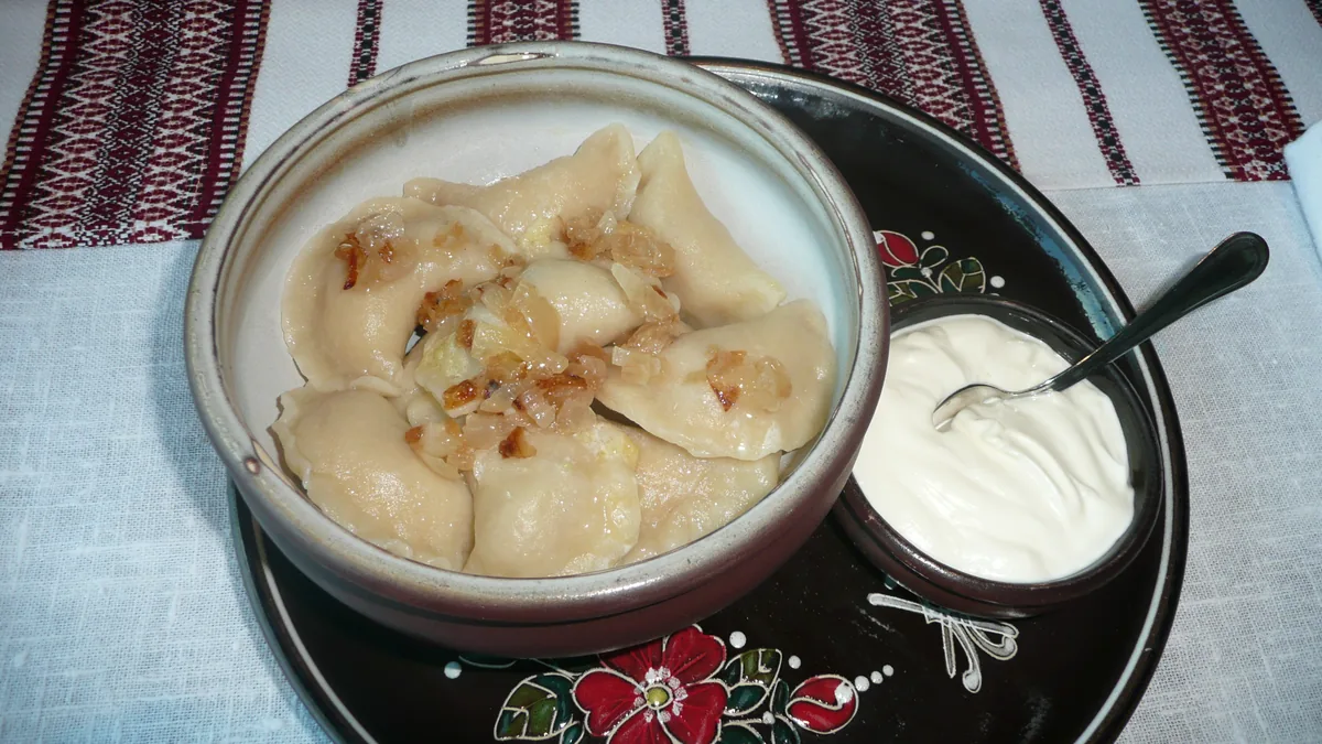 Вареники с жареным луком и сметаной