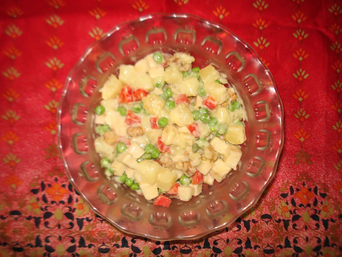 Салат оливье с горошком и морковью в стеклянном салатнике