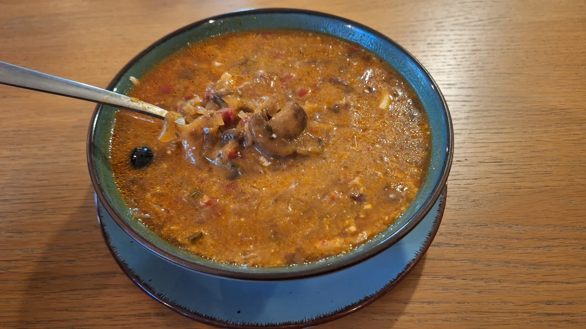 Тарелка мясной солянки с маслинами
